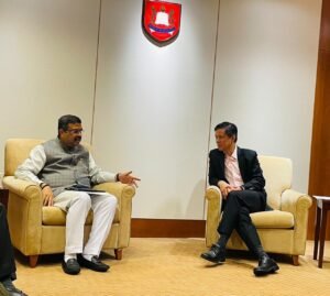 Shri Dharmendra Pradhan meets his Singapore counterpart, to further strengthen bilateral cooperation and deepening Engagements in Education and Skill Development