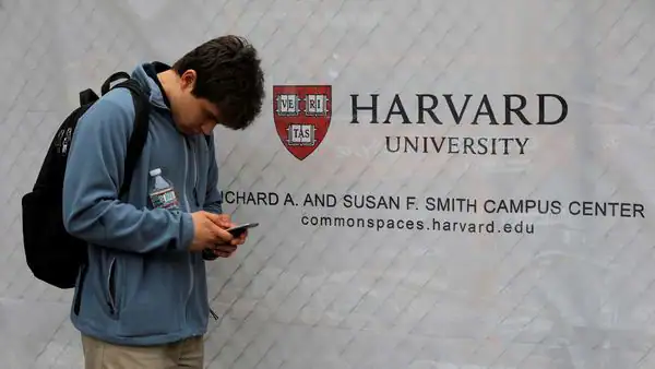 Harvard, Yale Students Shout ‘Divest!’ at Unyielding Universities